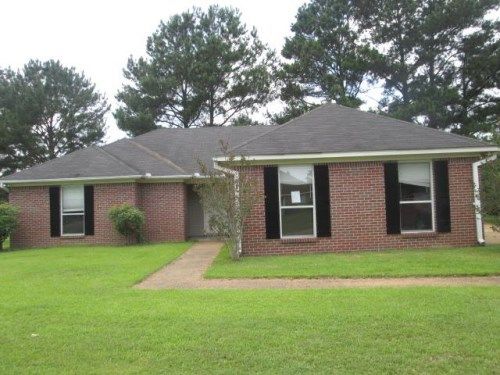 653 Southern Oaks Dr, Florence, MS 39073