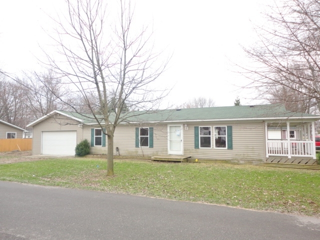 303 1st St, Breckenridge, MI 48615