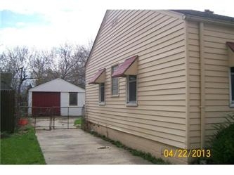 18548 Kenosha St, Harper Woods, MI 48225