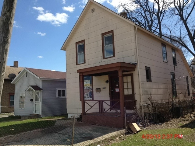 653 Grand Ave, Waukegan, IL 60085