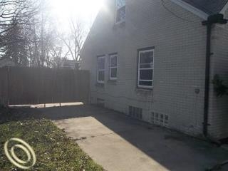 23072 Beechwood Ave, Eastpointe, MI 48021