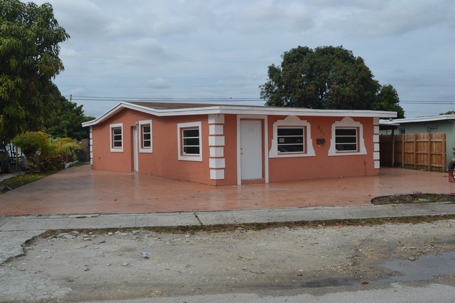 821 SE 6 PL, Hialeah, FL 33010