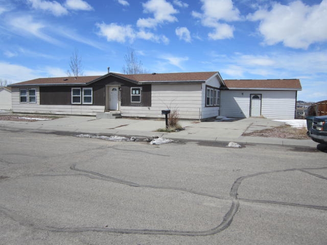 902 Sky Line Dr, Douglas, WY 82633