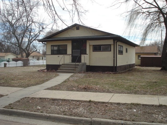 807 E 13th St, Yankton, SD 57078