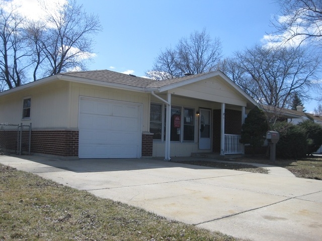 107 Landmeier Rd, Elk Grove Village, IL 60007