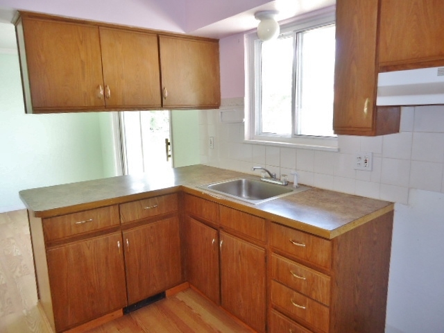 6972 N Wildwood St, Westland, MI 48185