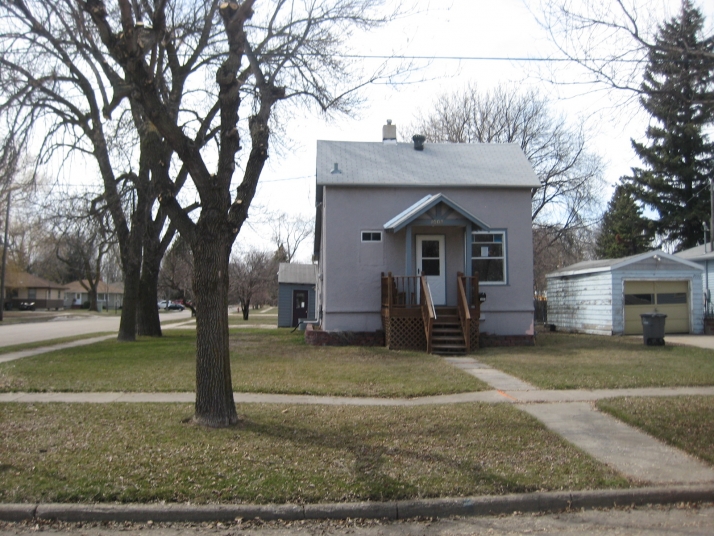 1003 10th St N, Moorhead, MN 56560