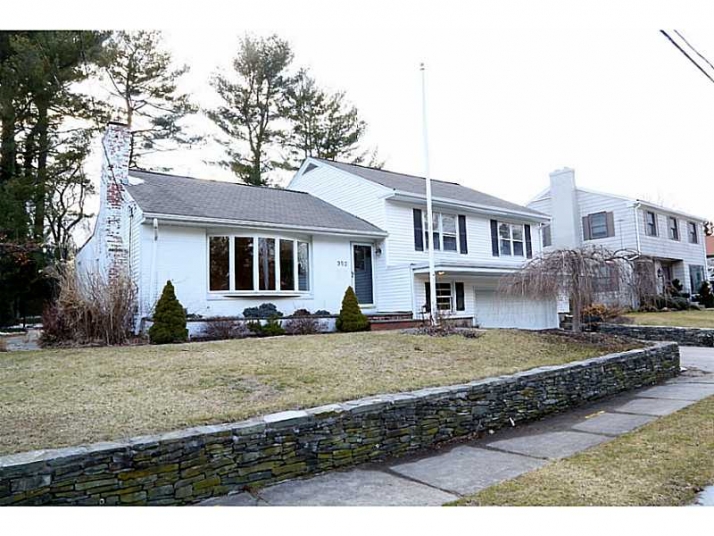 352 Grotto Ave, Providence, RI 02906