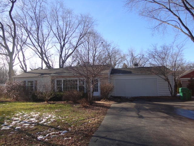 374 Wiltshire Ln, Crystal Lake, IL 60014