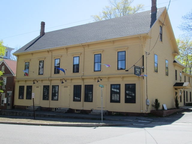 34 School St, Gorham, ME 04038