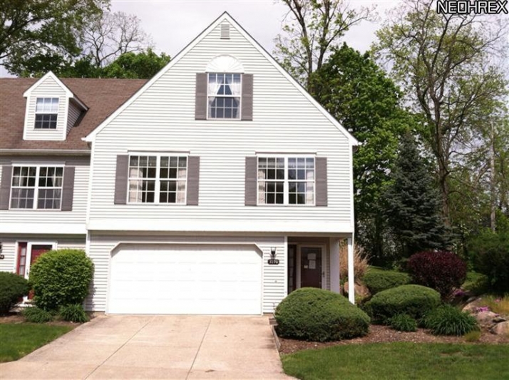 3370 Brookpoint Ln, Cuyahoga Falls, OH 44223
