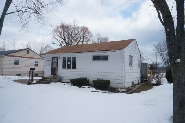 2837 N Pine St, Waukegan, IL 60087