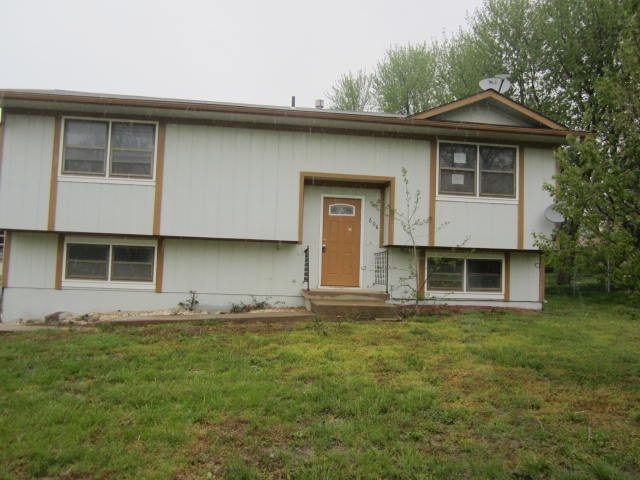 606 W Smith St, Spring Hill, KS 66083