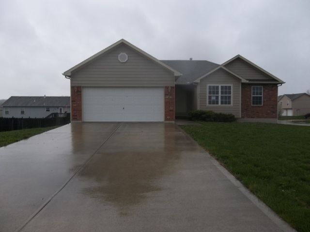 2719 E Chestnut Dr, Tonganoxie, KS 66086