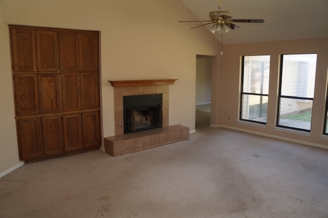 2601 S Walker Dr, Leander, TX 78641