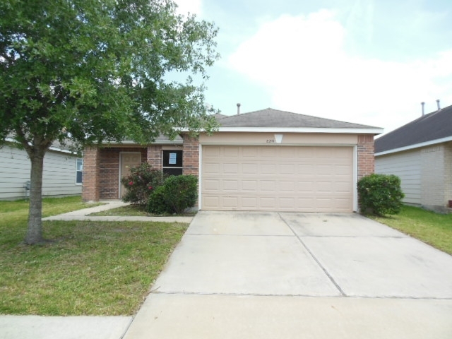 2211 Pine Croft Dr, Humble, TX 77396