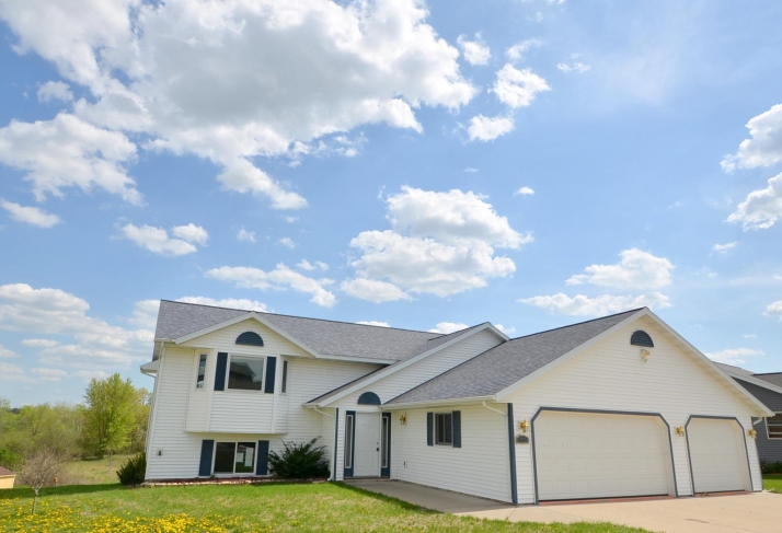 121 Thomas Rd, Reedsburg, WI 53959