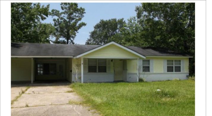 2918 Dantzler St, Moss Point, MS 39563