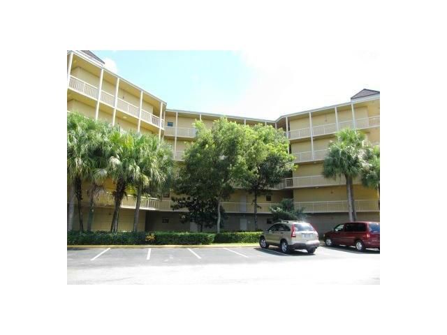 8290 LAKE DR # 212, Miami, FL 33166