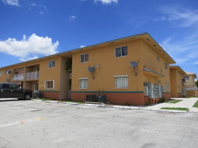 2985 W 80 St #106, Hialeah, FL 33018