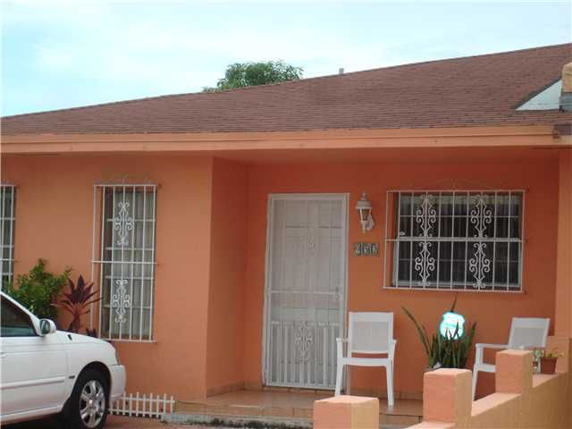 952 W 39 PL, Hialeah, FL 33012