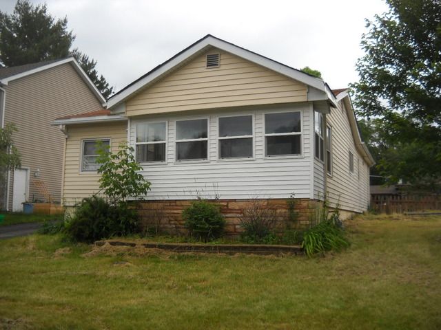 15 Hickory Rd, Cary, IL 60013