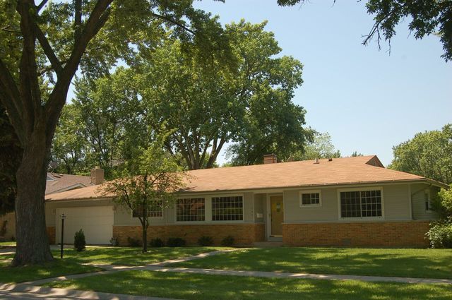 200 Willow Ln, Elk Grove Village, IL 60007