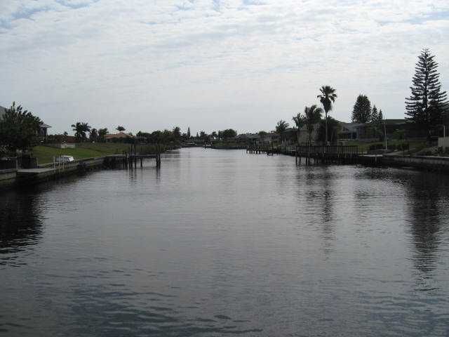 906 Se 14th Ter, Cape Coral, FL 33990