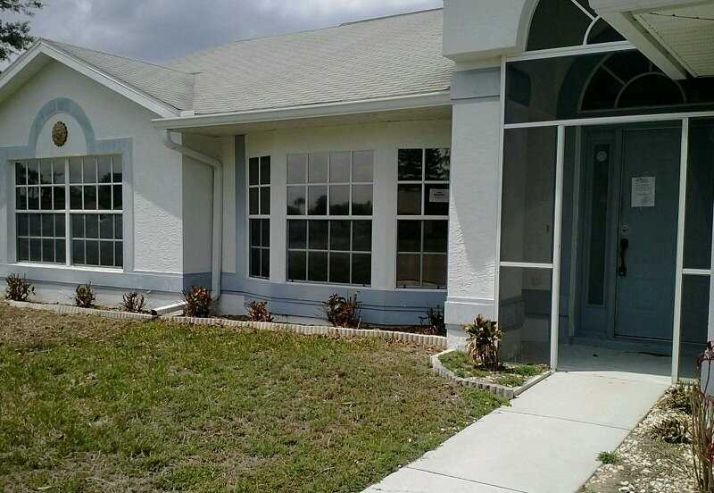 2403 Bay Plz, Lehigh Acres, FL 33936
