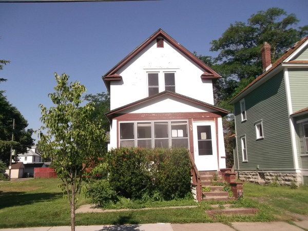 35 Douglas St, Saint Paul, MN 55102