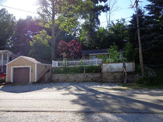 768 Paradise Park Dr, Saranac, MI 48881