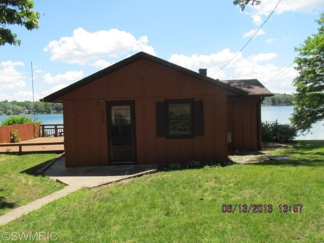 152 W Crooked Lake Dr, Kalamazoo, MI 49009