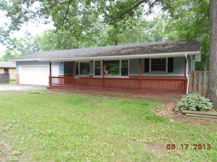 58230 Oakwood Dr, Three Rivers, MI 49093