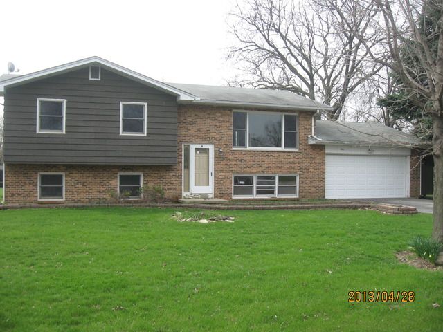 4 Pasadena Dr, Oswego, IL 60543