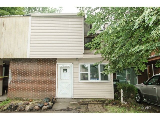 2061 Berkshire Cir Unit B, Carpentersville, IL 60110