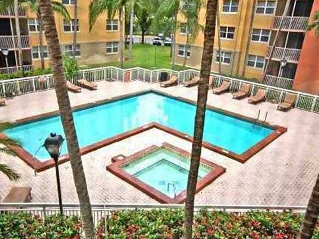8290 LAKE DR # 527, Miami, FL 33166