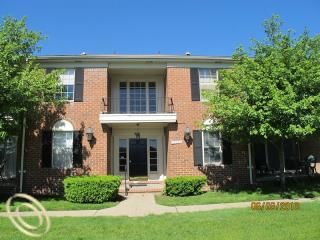 29632 Middlebelt Rd Unit 2703, Farmington, MI 48334
