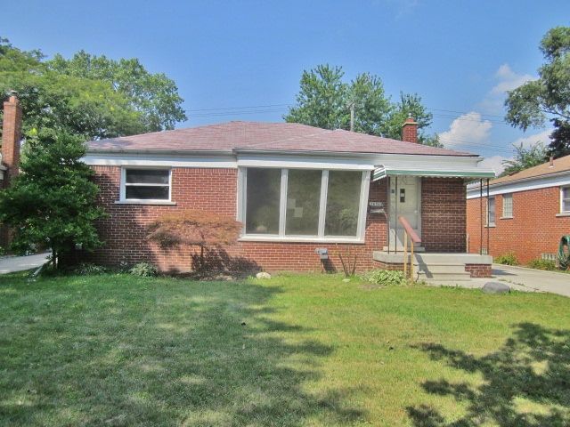 26519 Larchmont St, Saint Clair Shores, MI 48081