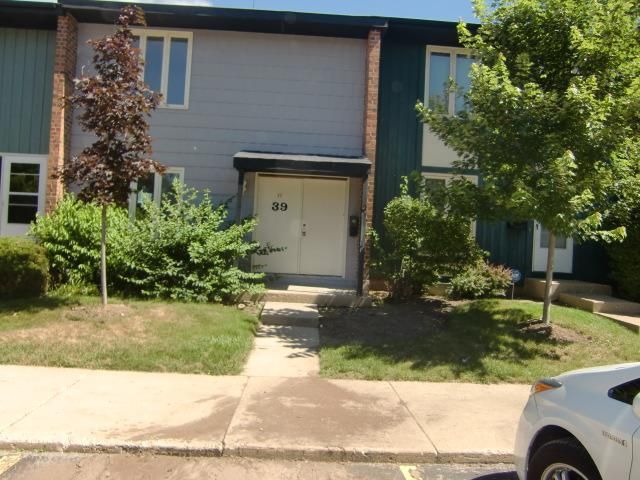 39 Pioneer Park Pl, Elgin, IL 60123