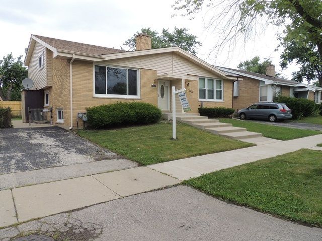 8952 Lyons St, Des Plaines, IL 60016