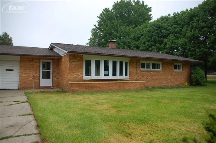 1513 Schafer Dr, Burton, MI 48509