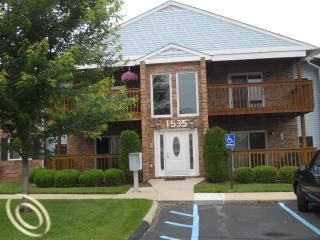 1535 Harbour Ct Apt 70, Trenton, MI 48183