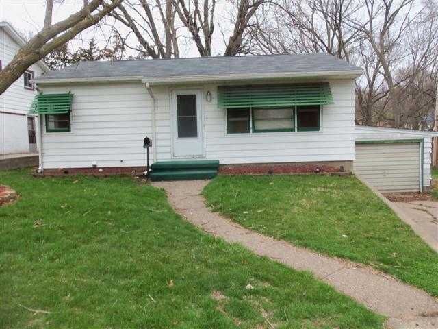 350 Meadowbrook Dr, Clinton, IA 52732