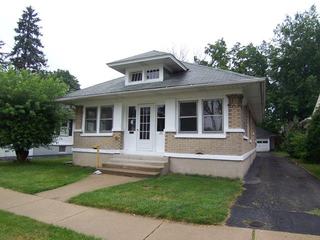 25 S Lord Ave, Carpentersville, IL 60110