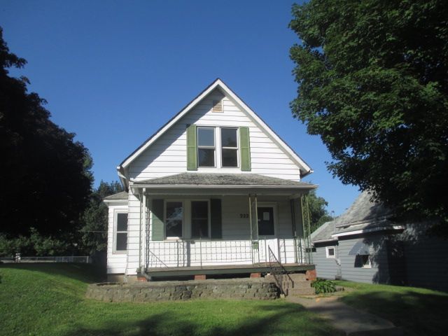 222 19th Pl, Clinton, IA 52732
