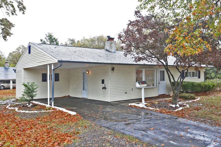 154 Goldenridge Dr, Levittown, PA 19057