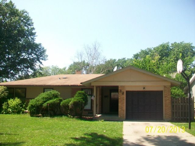 32 Evergreen St, Elk Grove Village, IL 60007