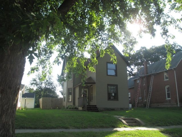 238 18th Pl, Clinton, IA 52732
