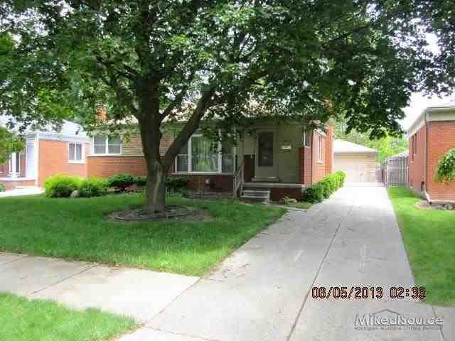 26518 Larchmont St, Saint Clair Shores, MI 48081