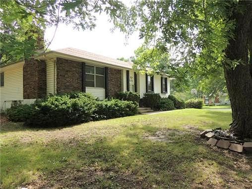 Ne Grant Dr, Blue Springs, MO 64014